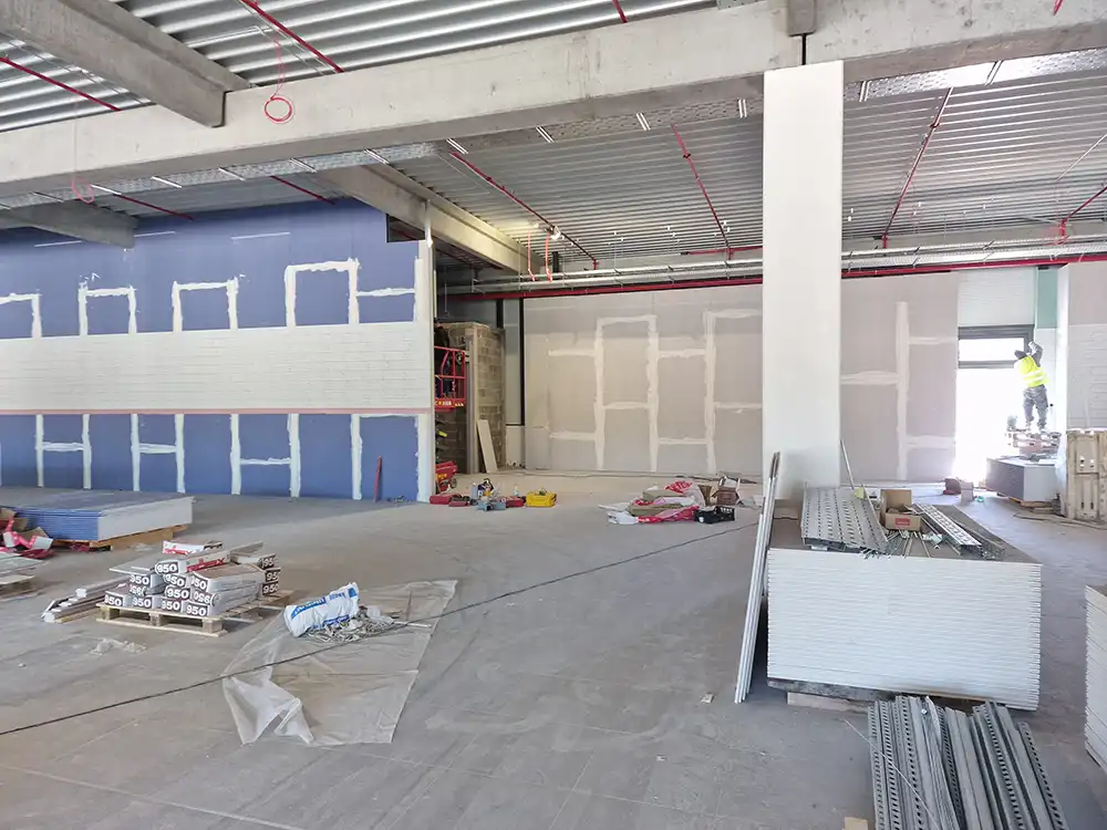 Partition walls and openings in commercial premises during drylining work